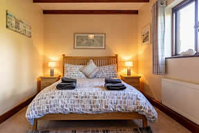 Bramble Cottage - double bedroom with king size bed